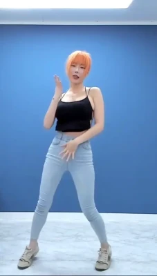 berry_is_blooming - See the full video 😮 I shake my ass and strip to tease you. Tell