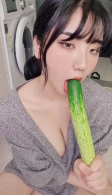e_chi_h - I m Alice and about to be in Wonderland Would you want to fuck me
