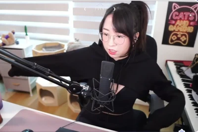 lolnatsumiii - Come and join me on my couch  It s getting hot in here