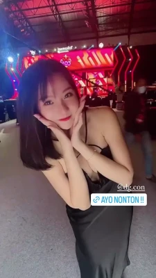jenadammaya - I was gonna film naked yoga buuuut I absolutely need to clean my