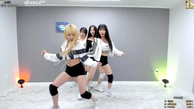 yes_topia - Body check in day