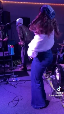 gabbiehanna - Rinsing off so you can paint me later ;)