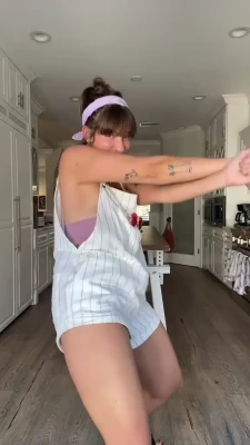 gabbiehanna - Fresh out of the shower 🚿 imagine all of this ass laying in YOUR