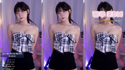 golaniyule_ - I might give u a lil peek of this pussy, but that’s all you’ll