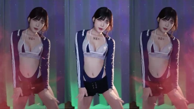 golaniyule_ - Which do you prefer? 🤪😈