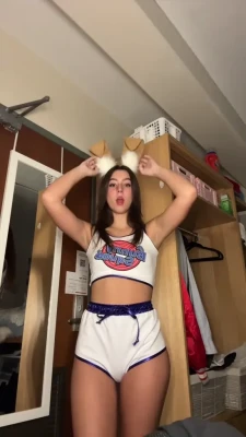 siennapatane - It's TITTY TUESDAY babe!! 🍒 Tip $6 and I'll remove my bikini top!!