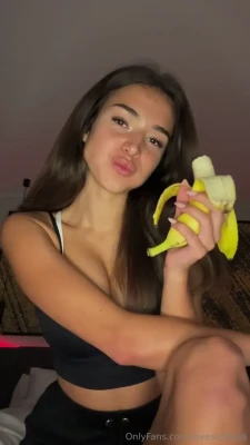 girlylana - Booty facing you & calling you to cum closer 😈