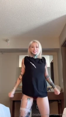 pinuppixie - You want to use my "Jack" stand from out of the trunk?