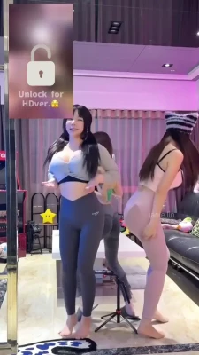 janielin - Squirt en las escaleras del colegio 🫣💦🏫 en silencio para que