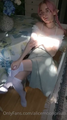 alicemoonvip - Come show me what gifts you got I'm interested 🤭