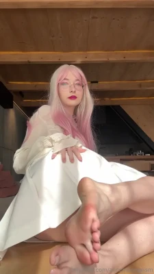 alicemoonvip - Help me with my suncream?