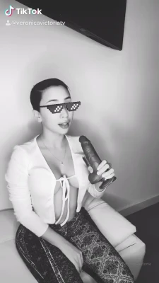 veronicaperasso - Have you ever fucked a nerdy girl? 🤓