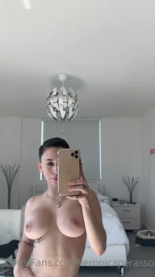 veronicaperasso - Swipe for some hump day booty 🥰😘