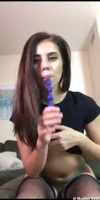 violetsummer - mmm I need u here eating my pussy n dicking me down, I always sleep