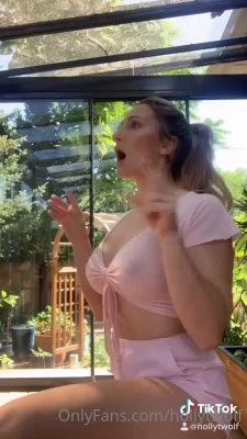 hollytwolf - Just alittle bubbly fun to start the morning off right 😌  2