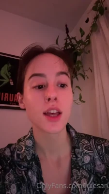 julesari - AI girlfriend, here to satisfy all of your needs 🩶