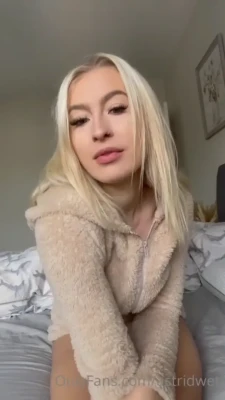 astridwett - Wearing cosplay during sex makes me so wet 💦 Usar cosplay durante