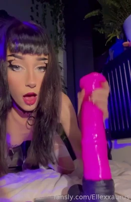 ellexxaurus - Let me distract you from your daily problems