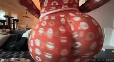nickiibaby - How's your day going!? 😘 I'm just chilling and hoping I'm making