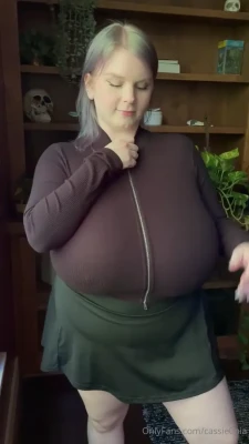 cassie0pia - How Do I Look Boys ?