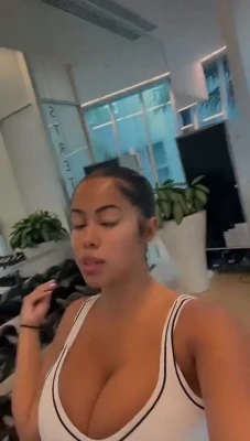 yasminelopez - Does this dress make my butt look big lol?