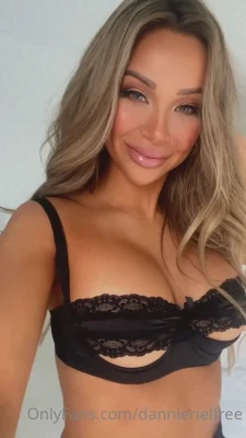 dannierielfree - On all fours!