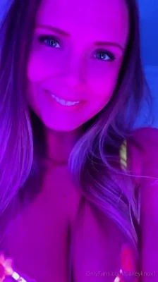 baileyknox1 - Getting frisky in the elevator 😏🤫
