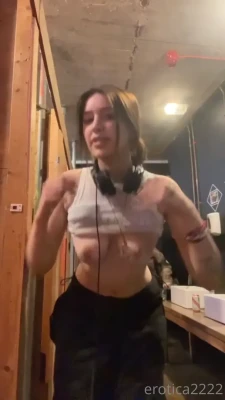 erotica2222 - @thefleshmechanic WANTS TO FUCK BUT I'M DISTRACTED....🙄 HE SLIDES