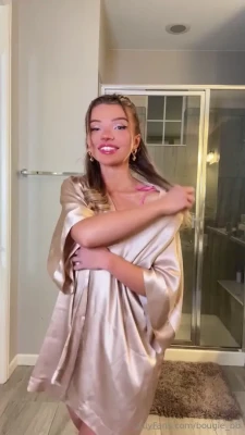 bougiebb - Spank or grab the booty?