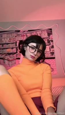 loonassoftfeet - What do you prefer footjob or heels job?