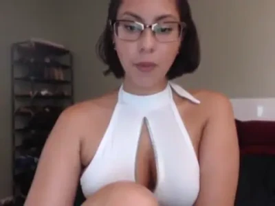 stephkegels - Time to worship and clean Sassy's feet! Do as ya told! Good boy!💗