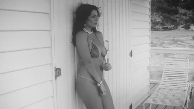 hollyjadepeersofficial - Looking for somthing lol