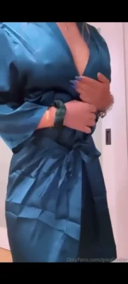 grealisisters - POV: rientri a casa e ti sto aspettando io così.. che fai? 🥵