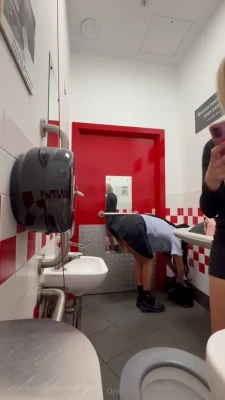 lissaaires - Watch Daddy fuck my ass with his strap on!