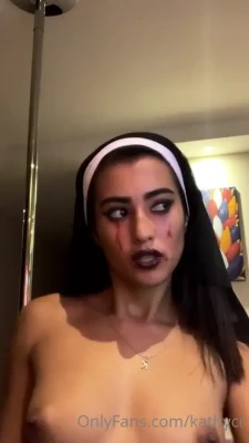 kathimodel - Jet black nails and lots of anklets. Adorned like Egyptian royalty