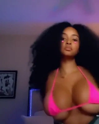 tazsangelsuncensored - Let’s see if I can hold ur dick in between them 😏