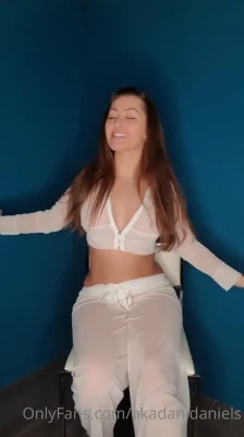 danidaniels - Petite photo avant d'aller me détendre dans mon lit... je prendrai