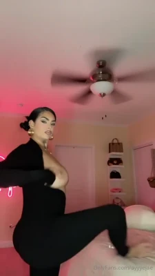 ayyyejae - Checkout this gorgeous girl! That ass though 💦 show my friend some