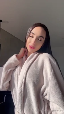 gabyortega - Mmm mi spoglio tutta e poi mi masturbo 😏 masturbati insieme a me