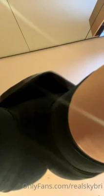 realskybri - En un motel con Jacuzzi 🥵🔥  Ofrecí por mensaje privado la