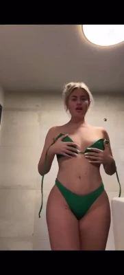 lisacatherina - Playing with my new toy! Clip. Thanks to the fan who got it for me!