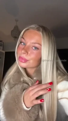 mollymercedes - POV: sei dietro di me e vedi che inizio a tirarmi le mutandine in