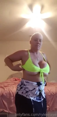 ryleerabbit - I dont need to wear panties when my fupa covers everything 🤭