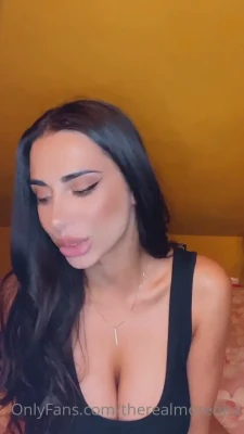 therealmorenita - Soooo as a good 🐷 I was so hungry that I put cake all over myself