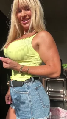 alliseasydney - You look so cute with a collar around your neck 🥰