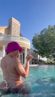 iamsaragold - Are these mom jeans? (( I love peeking at a good butt in mom jeans at