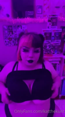 katthekunt - I wanted to dress up all nice and pretty before I DESTROYED a sandwich